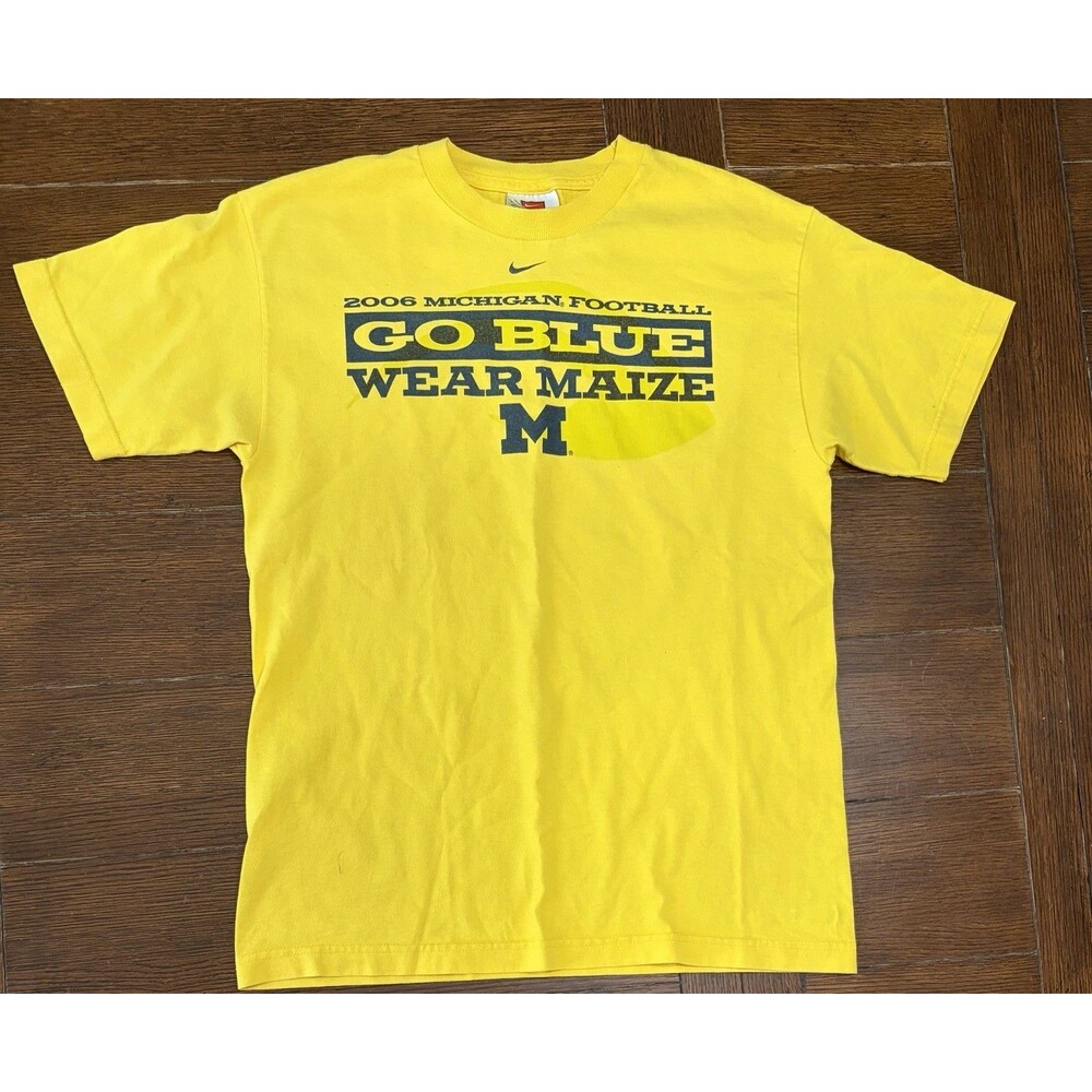 Vintage 2006 Nike Men’s Michigan Wolverines Size M Yellow Short Sleeve T Shirt